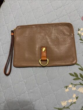 NWOT GAP Pebbled Leather Zippered Mushroom Tone Wristlet.
